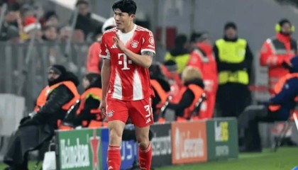 hth sports-金玟哉赛后向队友致歉，球迷掌声回应红牌争议|图片报|比赛判罚|圣吉|罗斯|道歉_新浪体育_新浪新闻